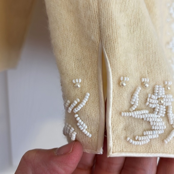 Vintage Cream & White Floral Beaded Cropped Knit Cardigan Sweater - Hong Kong - Picture 7 of 16